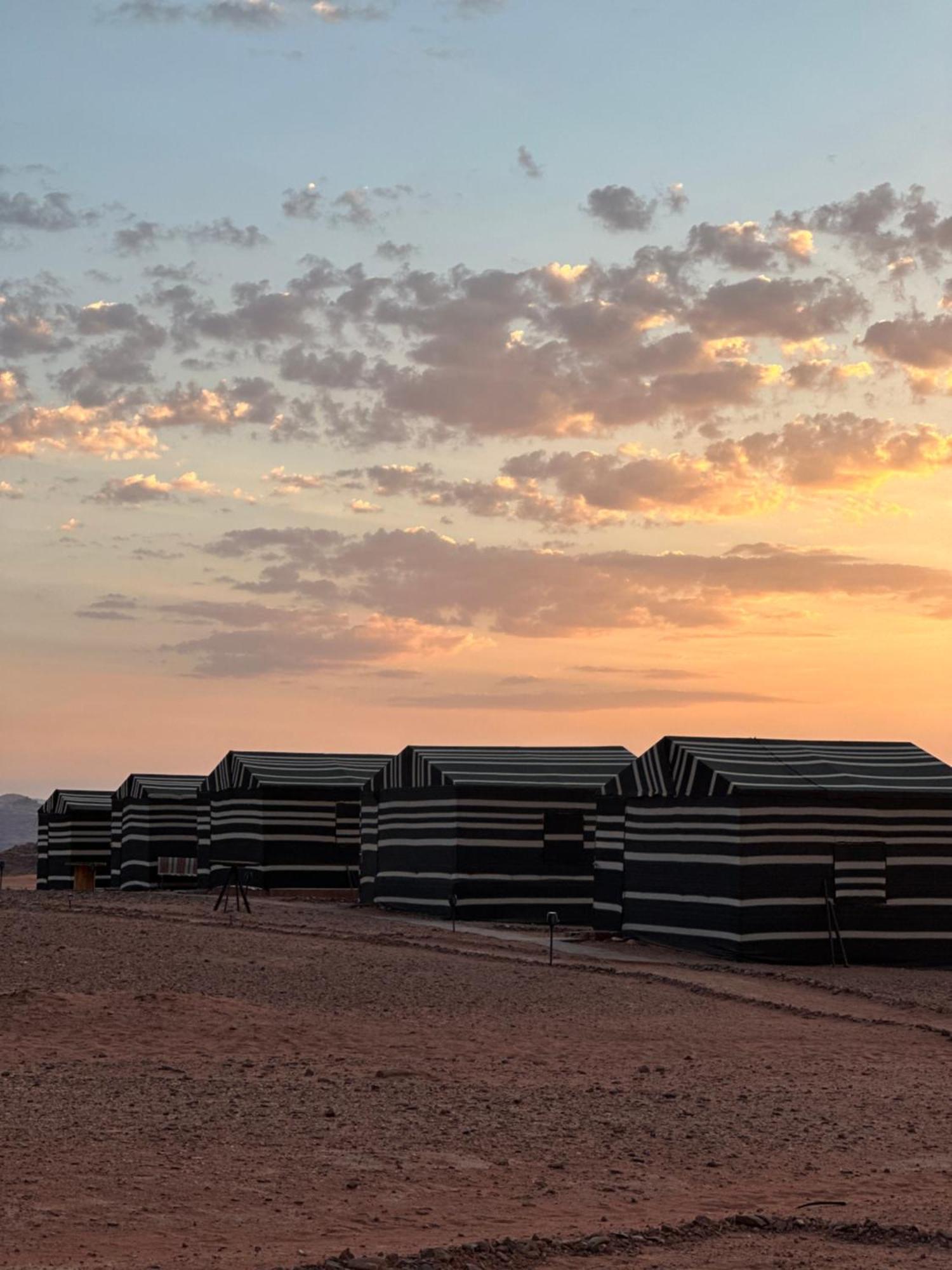 ホテル Wadirum Sunset Camp ワディ ・ラム エクステリア 写真